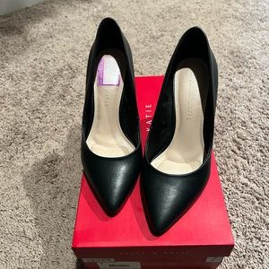 Like new!  Sexy classy 3.5” black pumps